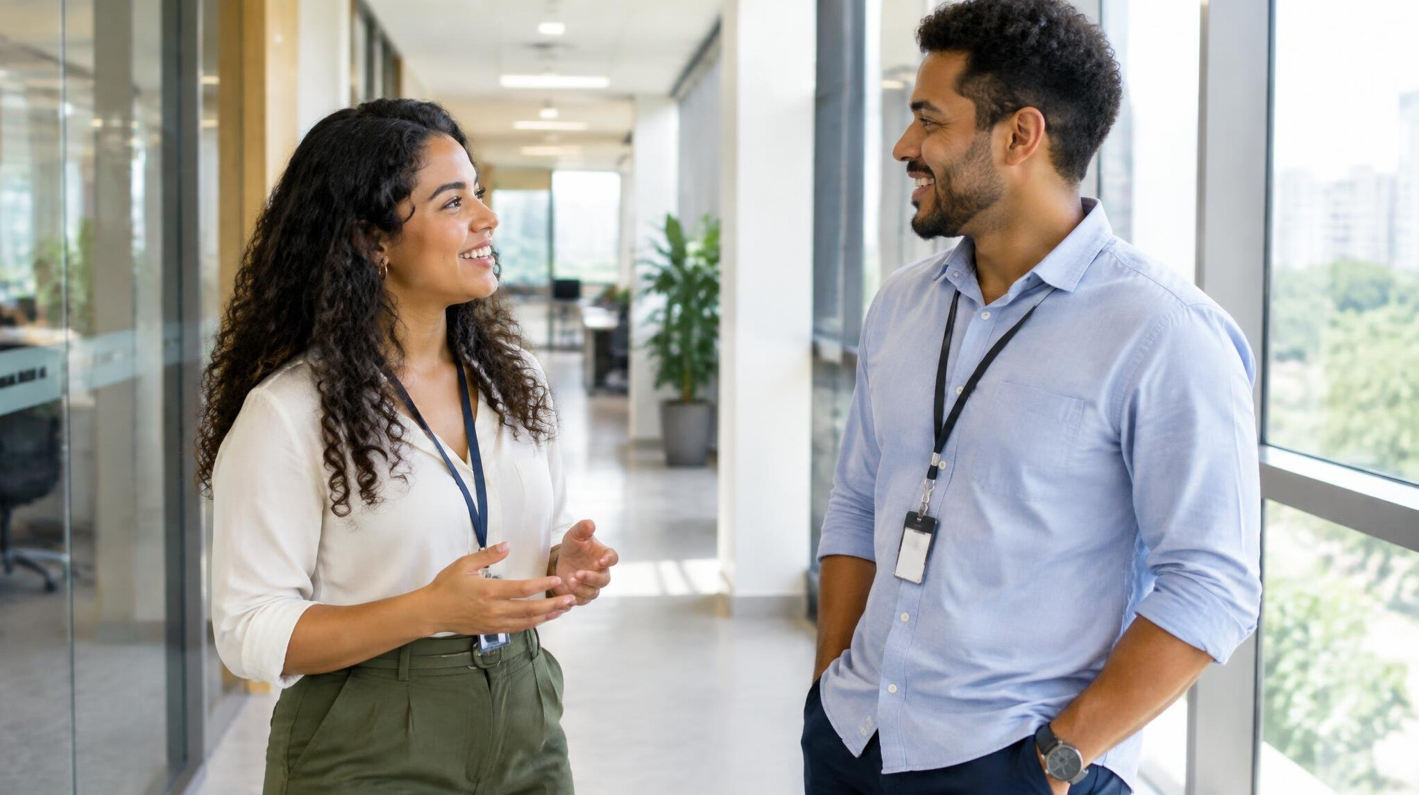 Two colleagues talking with open and relaxed body posture